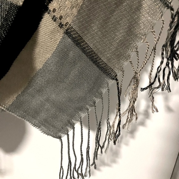 Christopher and Banks poncho with toggle buttons.  Size large. - Picture 4 of 5